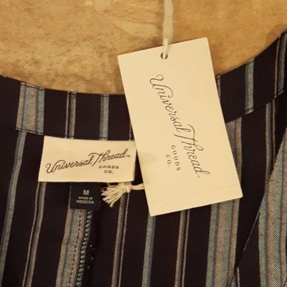 NWT Universal Threads Top - Picture 4 of 4